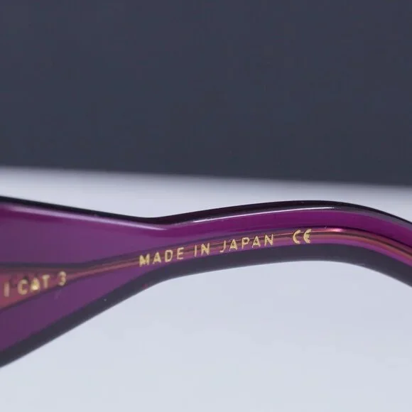 Valentino V-TRE VLS-101B Cat Eye Sunglasses - Crystal Purple  display picture 2